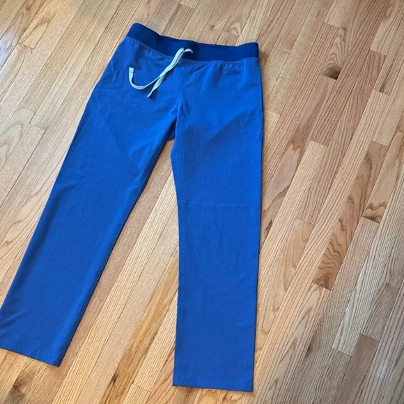 Figs “denim blue” size M scrub set.  Medium tall pants - Picture 4 of 6